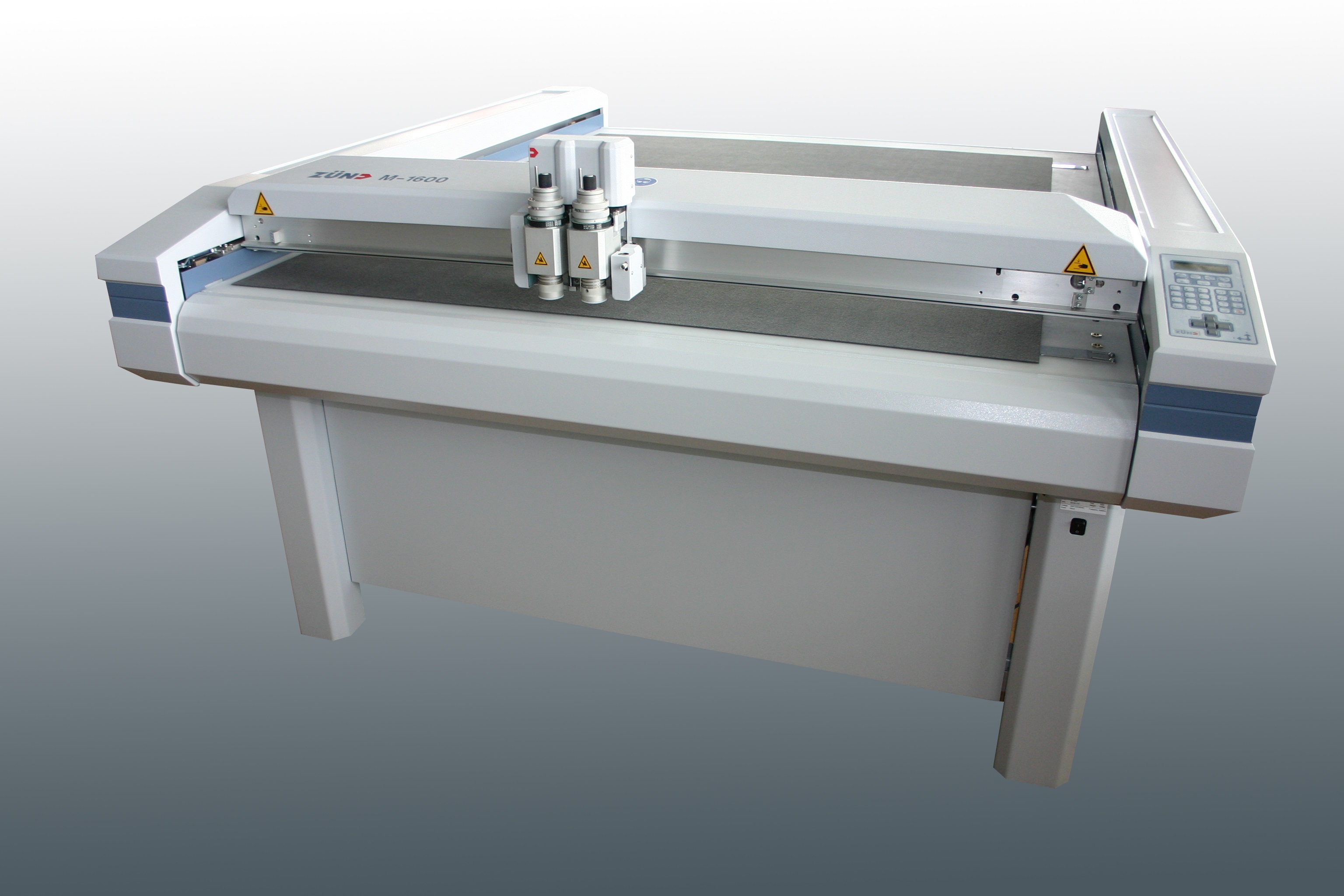 Une table reconditionnée série PN M-1600 disponible à la vente